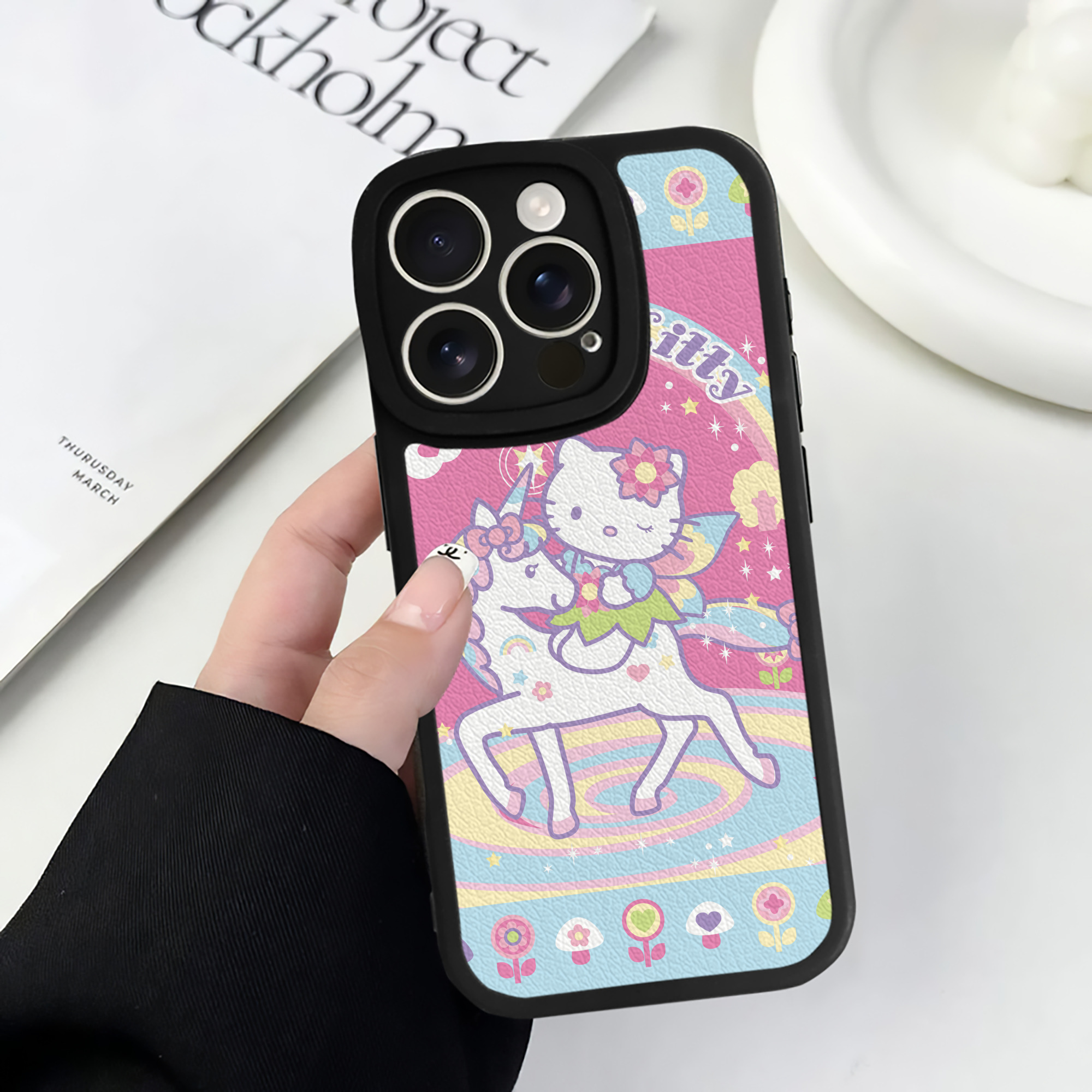 （画像用） Hello Kitty ハローキティ 【iPhone 16シリーズ対応】シリコンスマホケース（レザー調） 材質：シリコン